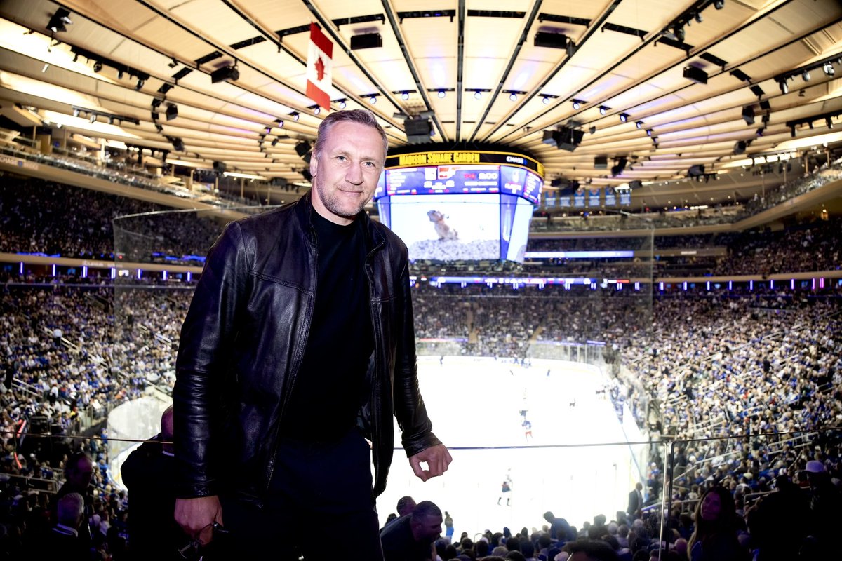 Great to have Derick Brassard, Kevin Klein and Alex Kovalev cheering #NYR on last night. 👏