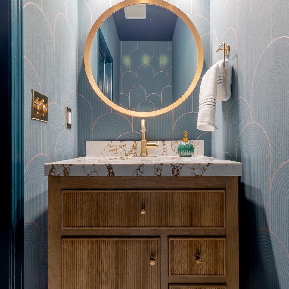 We love wallpaper in a small downstairs loo and this one from @loyalconstructionga is no exception! 🤩

🎨 Lancet Green &amp; Gold

#bathrooispiration #downstairsloo #wallpaper