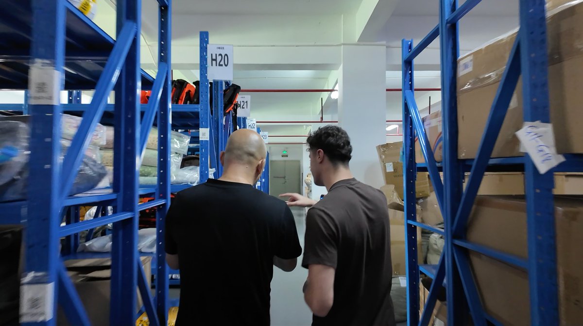 Aujourd'hui j'ai visité le plus grand centre logistique (full dropshipping) de Chine 

Je t'explique ici leur process

Ils peuvent envoyer jusqu'à 50,000 colis par jours !!  

C'était extrêmement impressionnant et passionnant de tout comprendre (j'ai même pu le faire moi-même