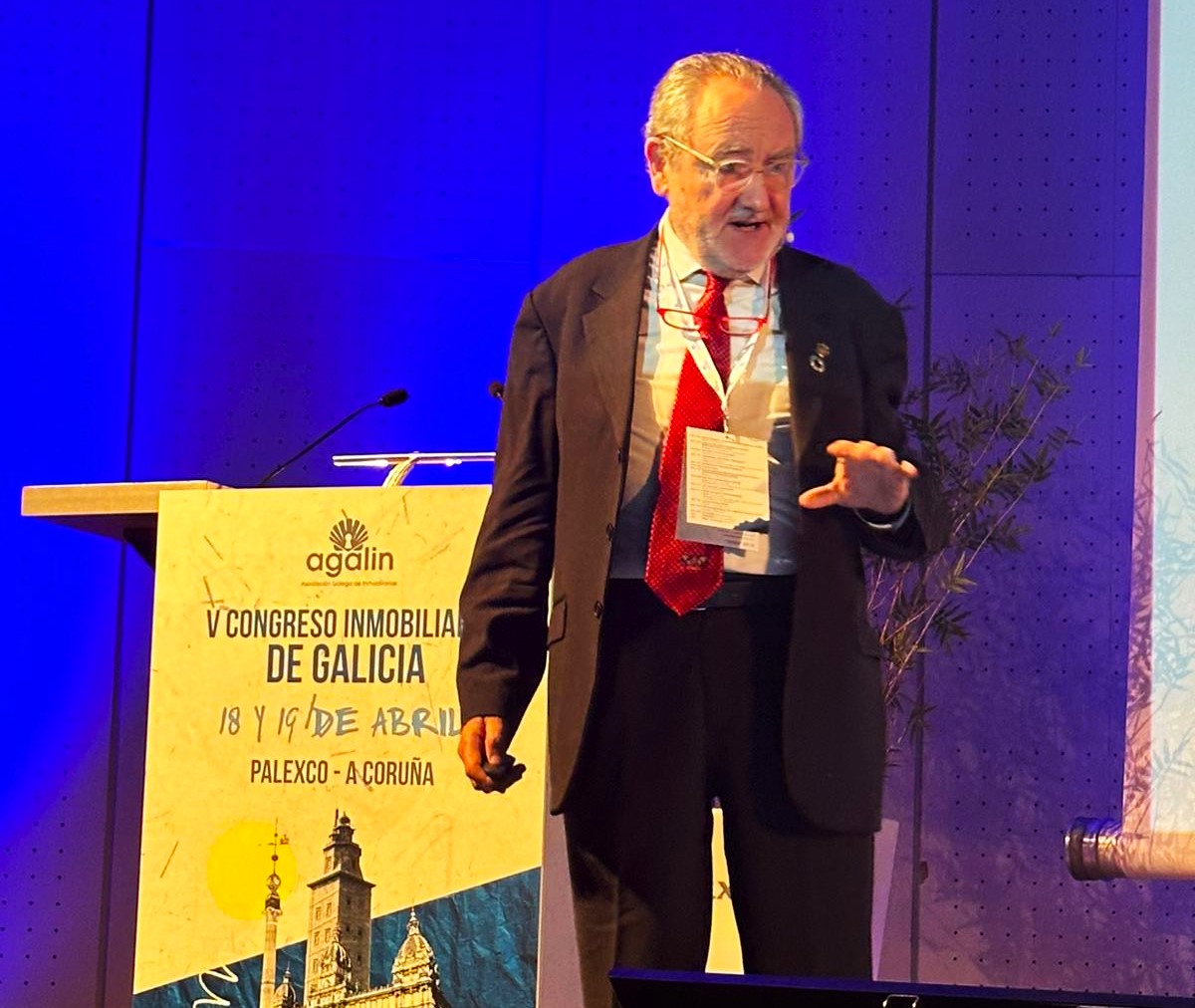 consejoCOAPI's tweet photo. 🎤 Gerard Duelo Ferrer, presidente del Consejo General, fue uno de los protagonistas del V Congreso Inmobiliario de #Galicia, organizado por #AGALIN, en el que expuso su análisis del actual panorama #inmobiliario institucional en #España https://t.co/hYPzt6Qdlk
