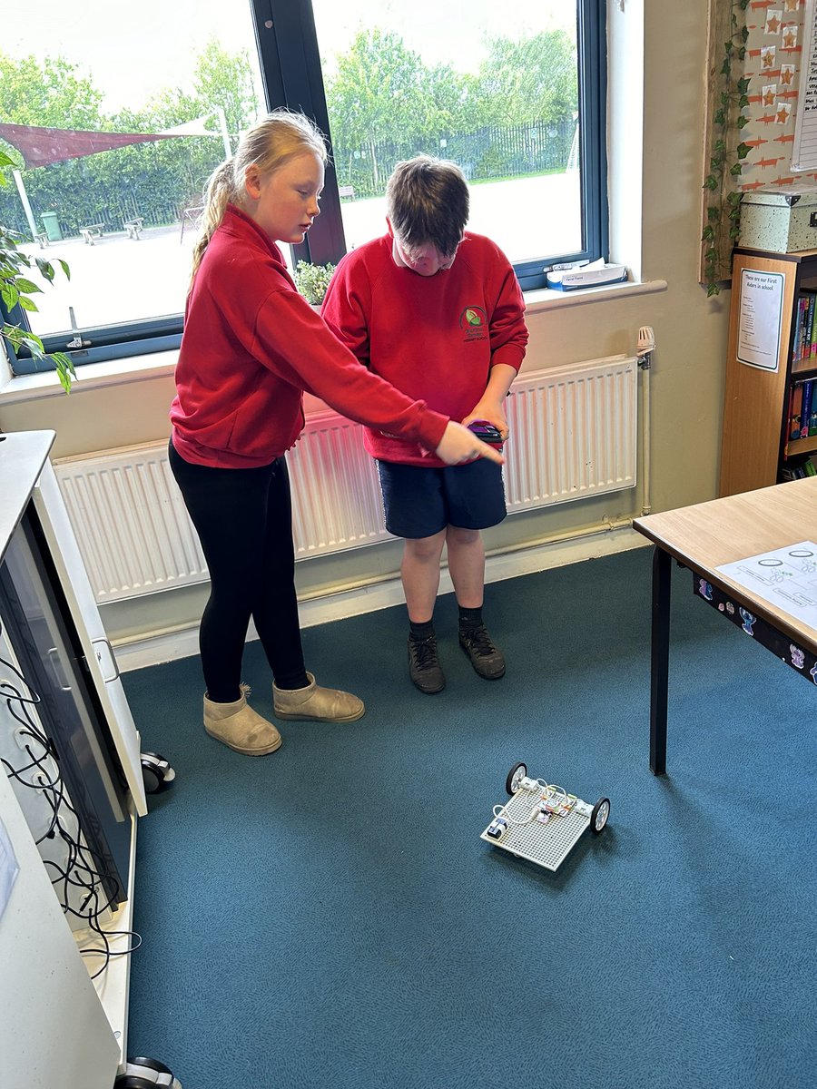 BG_Foxes's tweet photo. Great fun doing our VR and robotics session with @UniOfYork this afternoon. Thanks for much for visiting! #BGScience #BGComputing #BGDT https://t.co/UkJZvgQlas