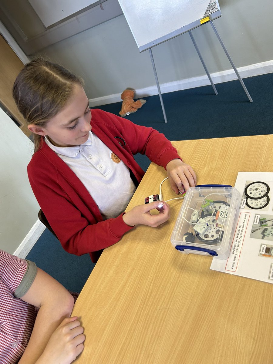 BG_Foxes's tweet photo. Great fun doing our VR and robotics session with @UniOfYork this afternoon. Thanks for much for visiting! #BGScience #BGComputing #BGDT https://t.co/UkJZvgQlas