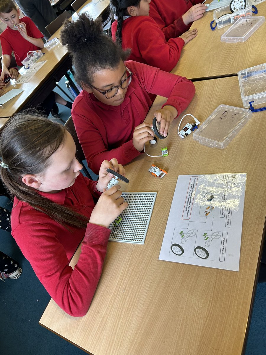BG_Foxes's tweet photo. Great fun doing our VR and robotics session with @UniOfYork this afternoon. Thanks for much for visiting! #BGScience #BGComputing #BGDT https://t.co/UkJZvgQlas