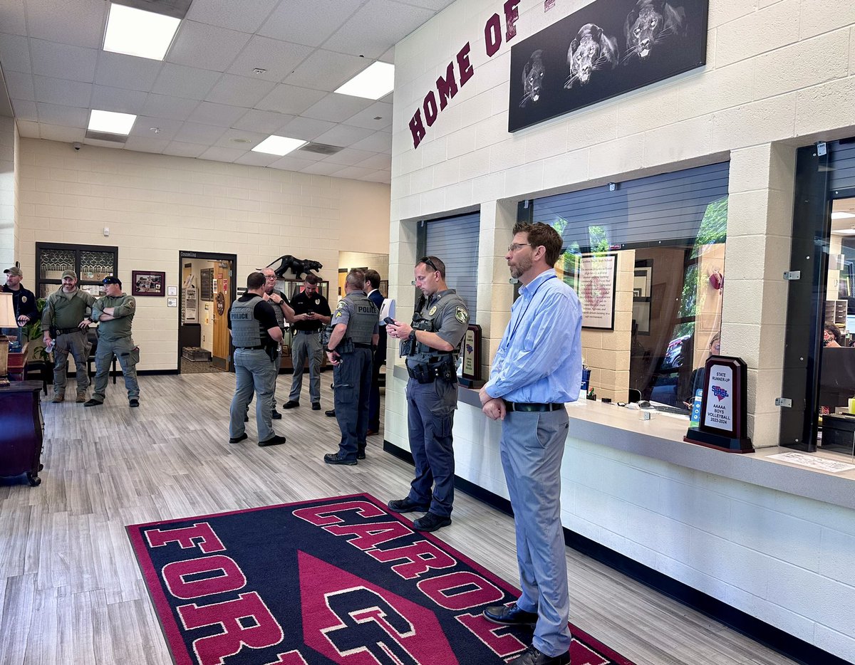 horrycountypd's tweet photo. @HCSInfo UPDATE 4/24/24 at 12 p.m.:

The ‘all clear’ has been granted.

Students and staff are safe. All are back in their buildings and classes have resumed.

Community members may see #HCPD officers in the area for some time.

Thank you to our HCS partners for the coordinated response. https://t.co/ruuJh8dJt8