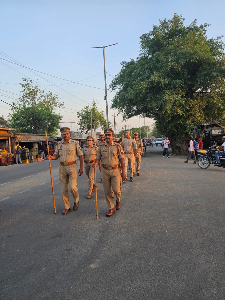 #एसपी_रामपुर के निर्देशन में थाना केमरी #RampurPolice द्वारा अपराध नियन्त्रण व कानून/शान्ति व्यवस्था तथा जनमानस में सुरक्षा की भावना जागृत करने के दृष्टिगत मय पुलिस बल के थाना क्षेत्रान्तर्गत पैदल गस्त की गयी। #UPPolice #Footpatrolling