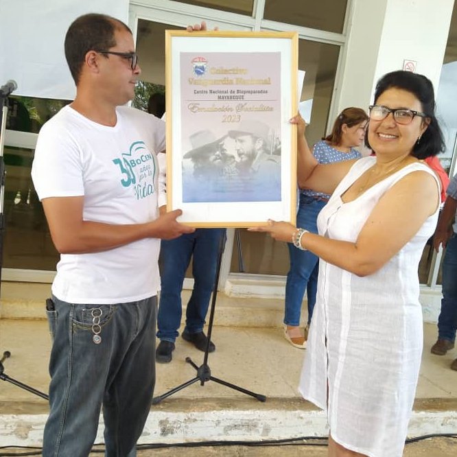 BIOCENCU's tweet photo. Después que la Directora General de @BIOCENCU dio lectura a los resultados integrales de trabajo del 2023, el Dr. Santiago Badía hizo entrega de la condición de vanguardia nacional al Centro Nacional de Biopreparados.   #ApuestaDeLaCiencia #PorLaVida #ComprometidosConElFuturo https://t.co/Ce5BO31O2s