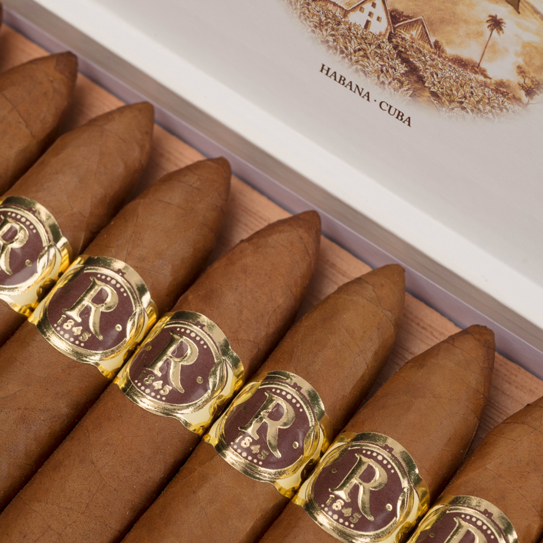 Founded in 1997, Vegas Robaina is named in honor of producer Alejandro Robaina, renowned for his high yields of wrapper leaf. This Habanos brand is also a tribute to the skill and knowledge of the anonymous producers who have contributed to the prestige of Habanos.