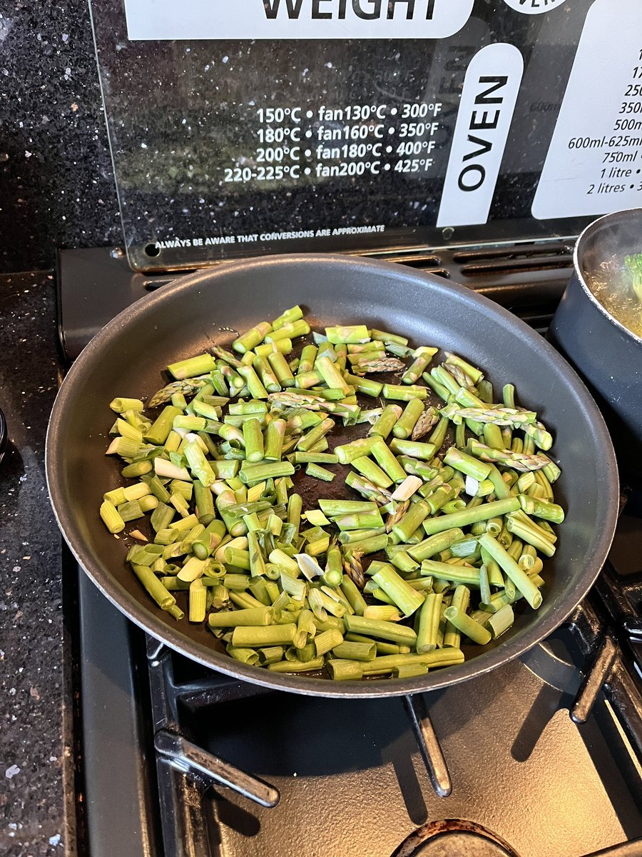 lee_wilkinson2's tweet photo. Something vegetarian for either a quick dinner, lunch or I guess even breakfast! A spring green frittata to take advantage of the start of spring vegetables! 

⭐️💫 Recipe here: https://t.co/jPqz9W0FVX

#WilkoCooks #Homemade #Vegetarian #SpringGreens #TwitterSupperClub https://t.co/rUdL8cKvfv