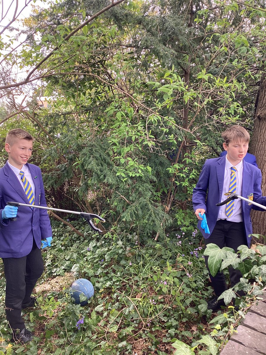 Being the official theme for World Earth Day 2024 (22nd April) 'Planet vs Plastics', our Y7 D students were invited to the 'litter picking event' promoted by the School Library during Form Time . They responded with great enthusiasm and were happy to contribute.