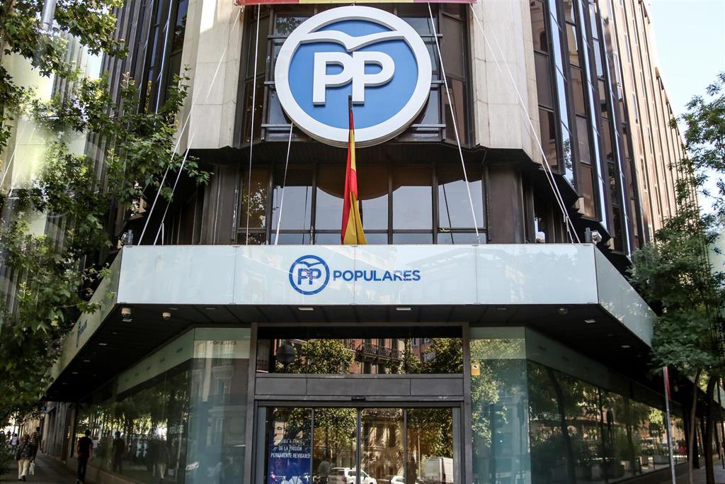 #URGENTE acordonada la sede del PP y desalojada, sigue llegando Policía Nacional a la zona y al interior de la sede….