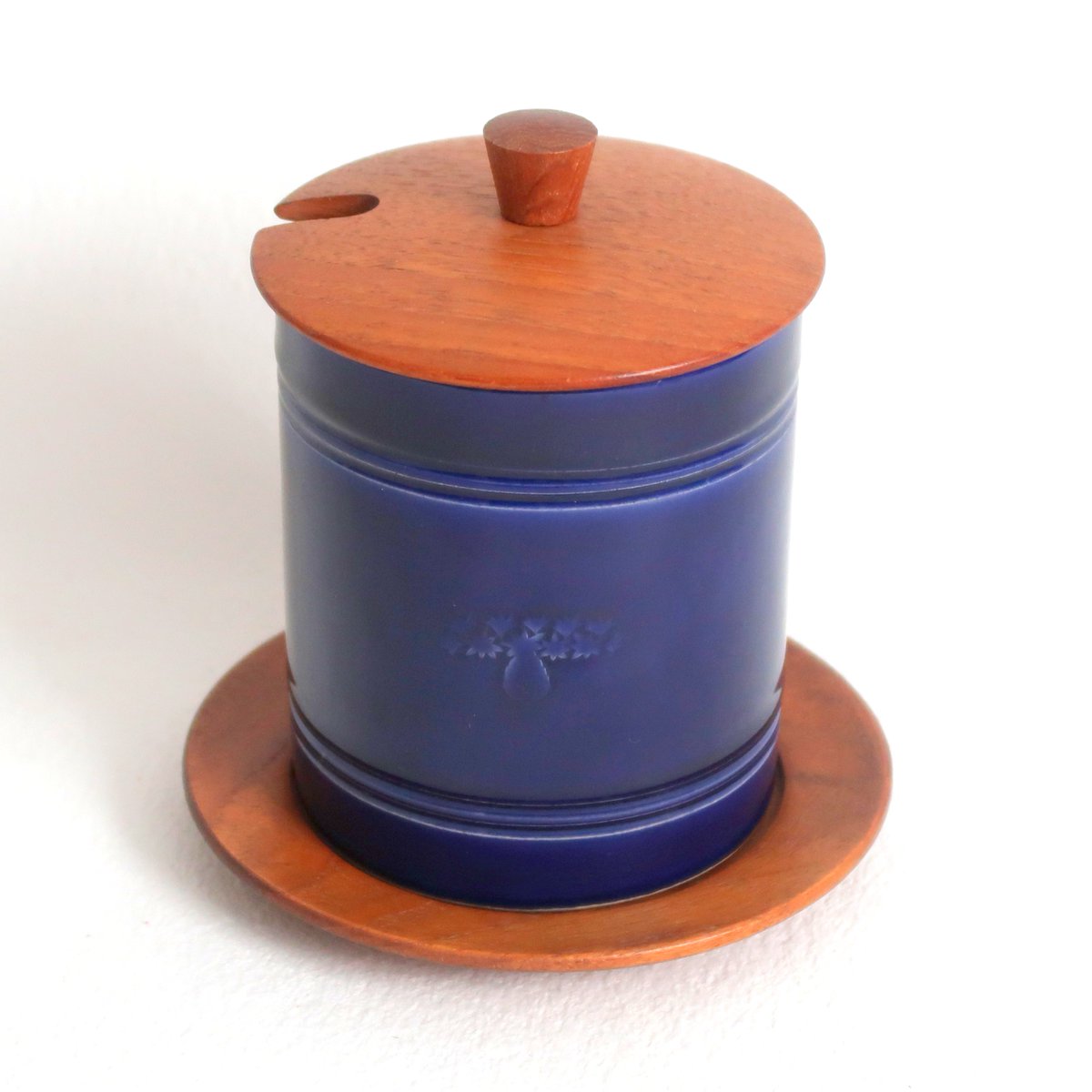etsy.com/se-en/listing/… Swedish ceramic preserve pot with teak lid and tray by Torreboda Keramik, #etsyvintage #1960s #Scandinaviandesign , #midcenturymodern #jampot #teak #ceramic #newinstore #cherryforest