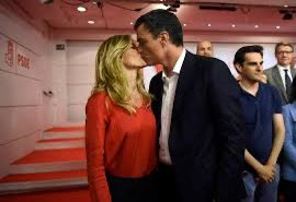 ana_schez's tweet photo. Y si quieren que nos lleven a todos a los tribunales por ser libres.
Jamás dejaremos de serlo. 
Siempre contigo @sanchezcastejon 🌹
La gente decente de este país respeta la dignidad y las familias.
No vale todo . https://t.co/zJJKI3y8C7