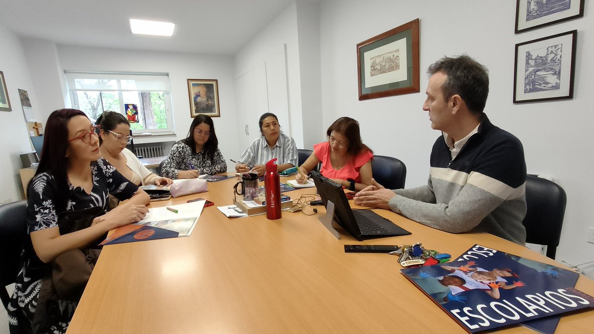 jmarin_ugr's tweet photo. 📢 Durante la mañana hemos podido visitar las instalaciones del 🎒Colegio Escolapios Genil @colescolapiosgr con las alumnas de la @UPBBGA y conversar con su director, Lino Ferrer, el jefe de estudios de #Primaria, Ricardo y demás docentes de #infantil, #ESO y #Bachillerato Mil 🙏 https://t.co/oPSFpx4DaZ