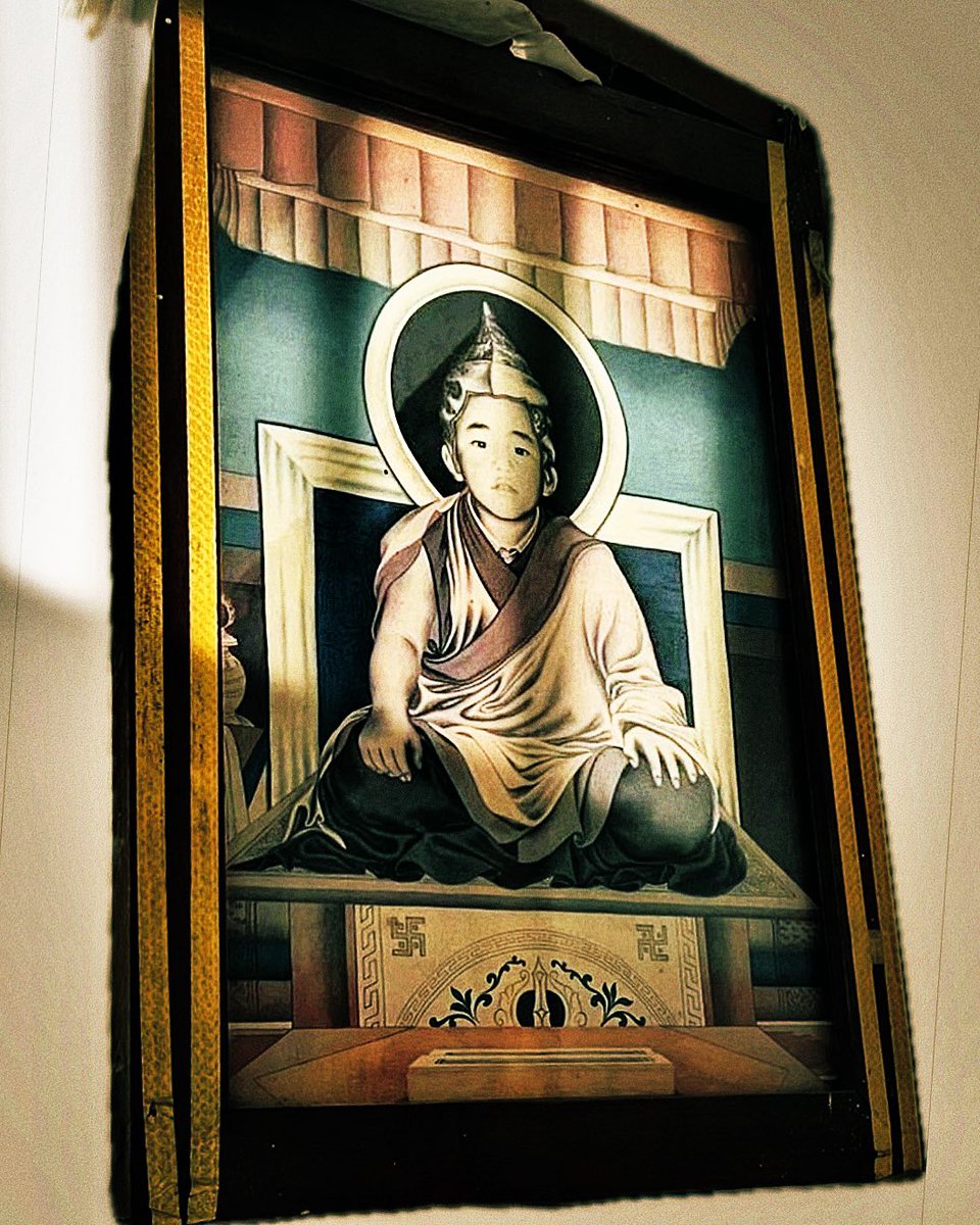 “…我也知道，此刻沉默 就永远沉默   千万张拉长的脸啊 请敞开心扉   那颜色尤为绛红的人 牺牲一次   因为生命之树常青 灵魂，就是灵魂” （这首写于1995年的诗，从中摘出这几句，献给35岁的十一世班禅喇嘛根敦•确吉尼玛，祈祝他的生日、每日，祈祝他的今日、明日🙏） #panchenlama #tibetan #tibet