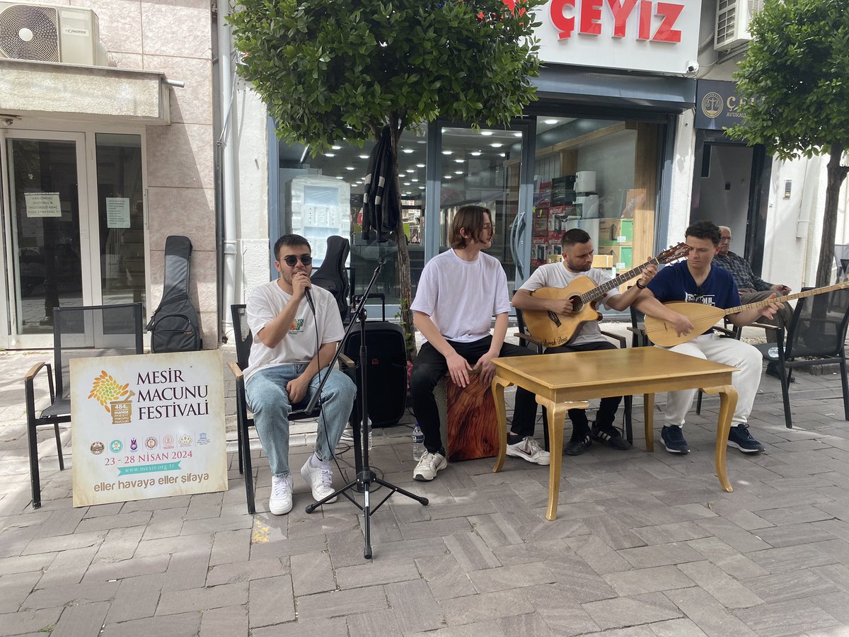 Mesir festivali boyunca sizlerle buluşmaya devam edeceğiz 😊 📍Şemsiyeli Sokak 14:00-15:00 📍Kafeler Sokağı 17:15-18:30 📍Şeh Fenari Camii yanı 17:20-18:20 📍Sekiz havuzu 17:55-18:55 #gsbgm #manisagençlik