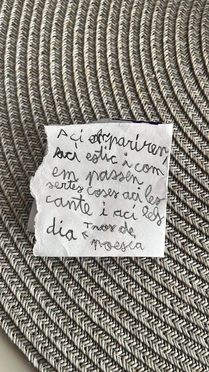 pady_021's tweet photo. M’han fet això al cole, amb un “tros de poesia” de Vicent Andrés Estellés ❤️‍🩹 https://t.co/7KITqmnijw
