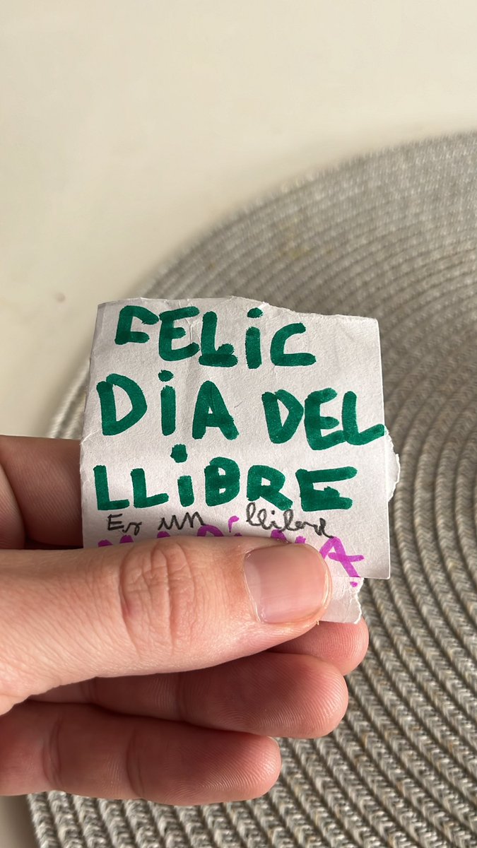 pady_021's tweet photo. M’han fet això al cole, amb un “tros de poesia” de Vicent Andrés Estellés ❤️‍🩹 https://t.co/7KITqmnijw