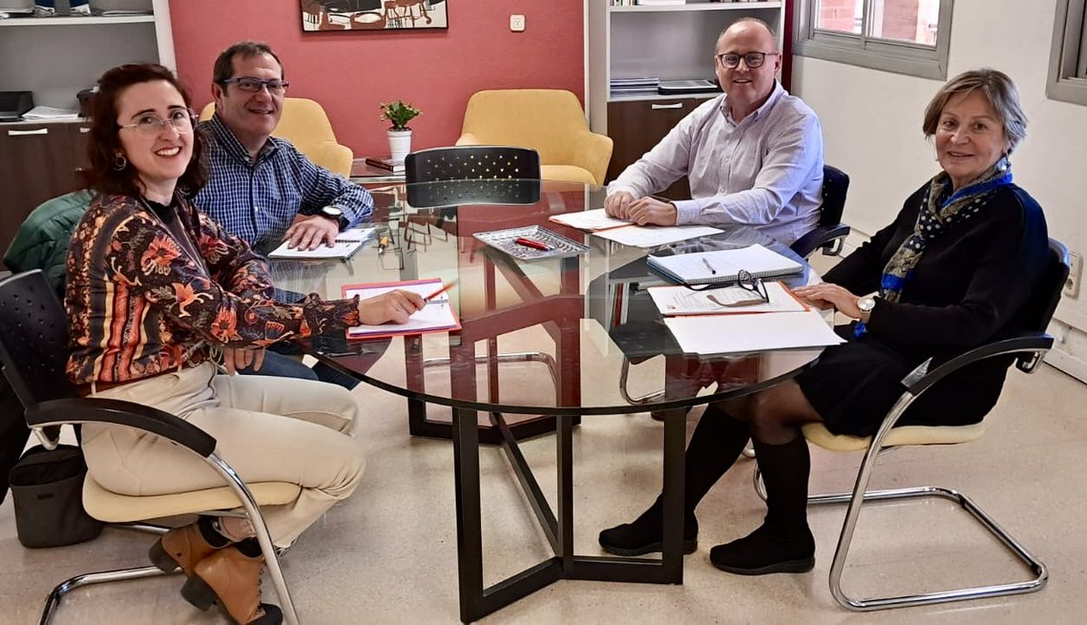 coeescv's tweet photo. 🎓 Hoy nos hemos reunido con el Director General de Universidades, Jose Antonio Pérez, y la Jefa del Servicio de Regulación Universitaria, Ana Torrelles. @GVAeducacio
👨🎓 #EducaciónSocial #Universidades #Colaboración #COEESCV https://t.co/f5YOgIgcTo