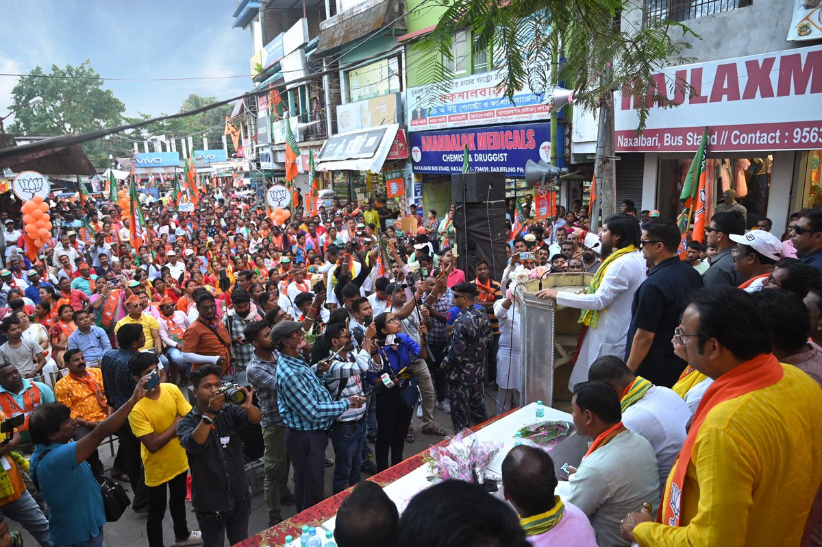 NisithPramanik's tweet photo. Glimpses of today’s road show in Naxalbari, West Bengal, in support of @BJP4India’s candidate Shri @RajuBistaBJP ji for the upcoming #LokSabhaElections2024
The love and support of the people & the energetic karyakartas of #ModiParivaar have ensured #PhirEkBaarModiSarkaar ! https://t.co/VCWy0QRFMu