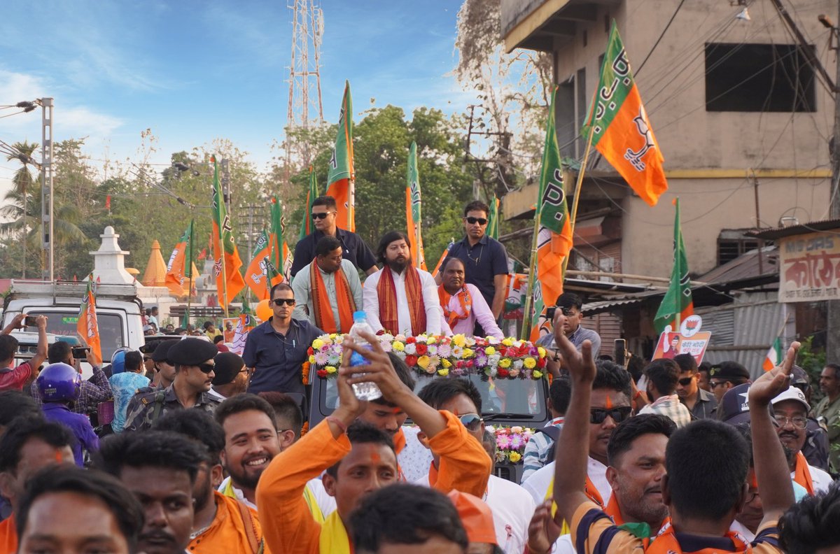NisithPramanik's tweet photo. Glimpses of today’s road show in Naxalbari, West Bengal, in support of @BJP4India’s candidate Shri @RajuBistaBJP ji for the upcoming #LokSabhaElections2024
The love and support of the people & the energetic karyakartas of #ModiParivaar have ensured #PhirEkBaarModiSarkaar ! https://t.co/VCWy0QRFMu
