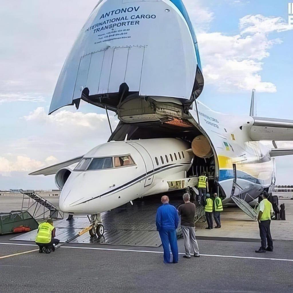 @Lirahback Davido's brand new private jet landing in Lagos is false. 🚩❌

The aircraft depicted is a Ukrainian An-124 that transported a business jet, Bombardier Challenger 604, from Oman to Nürnberg (Germany) seven years ago.✅