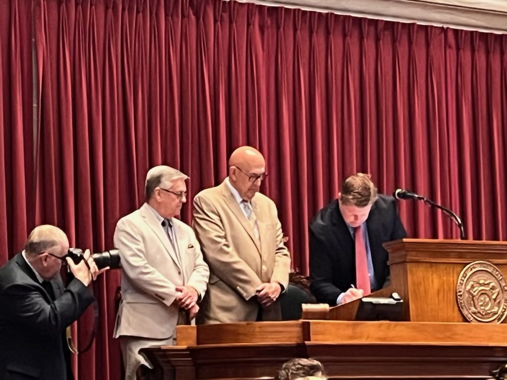 billowen14's tweet photo. Was asked to ascend the Dias for the signing of the MOBUCKS Bill to make it truly agreed and finally passed. https://t.co/GLPxMUcAWV