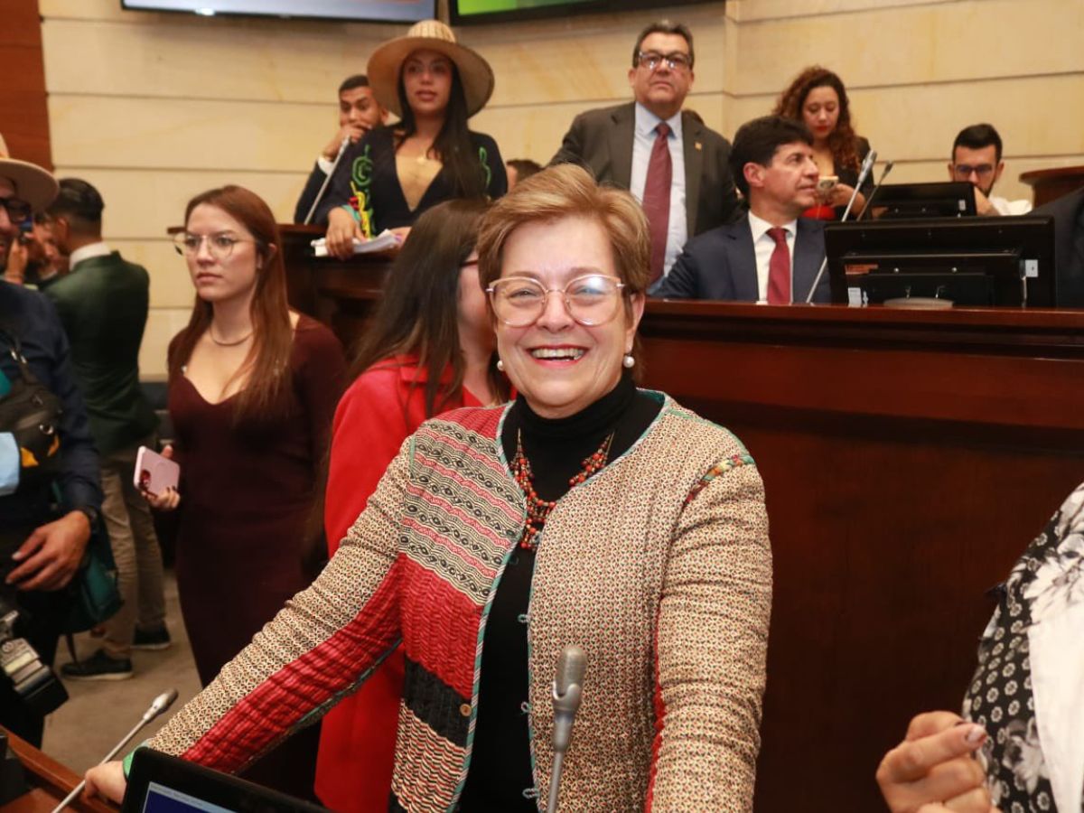 Solo faltan 2 debates en la <a href="/CamaraColombia/">Cámara de Representantes de Colombia</a> para que la reforma pensional de <a href="/petrogustavo/">Gustavo Petro</a> sea realidad.

La reforma trae 5 cambios clave como:

➡️Todos deben cotizar hasta un tope salarial en <a href="/Colpensiones/">Colpensiones</a>.
➡️El manejo del fondo de ahorro por <a href="/BancoRepublica/">Banco República 🇨🇴</a>.

Va hilo.🧵