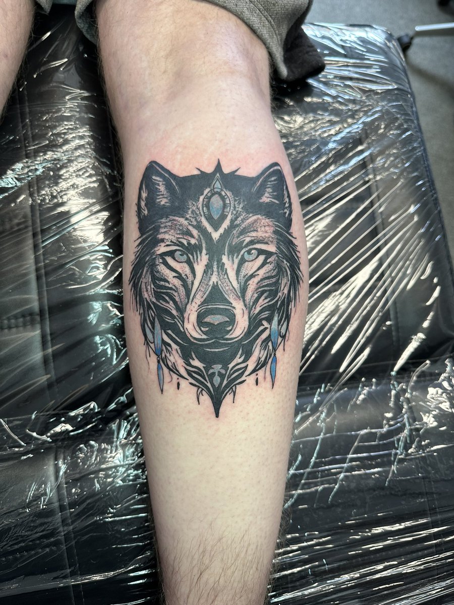 Beautiful wolf and gem design with a touch of colour #wolf #gem #wolftattoo #legtattoo #colourpop #oldempiretattoo