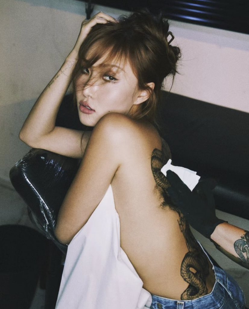 __mariahwasa's tweet photo. Sedang melihat apa? Perempuan yang melampaui batas norma seksual, perempuan yang memiliki otoritas? Mengapa begitu mengkhawatirkan kelompok gender tertentu secara berlebih hingga membatasinya atas segala bentuk pengekspresian diri? Malam ini, biar tubuhku selaiaknya kanvas. https://t.co/ELcNq6YolL