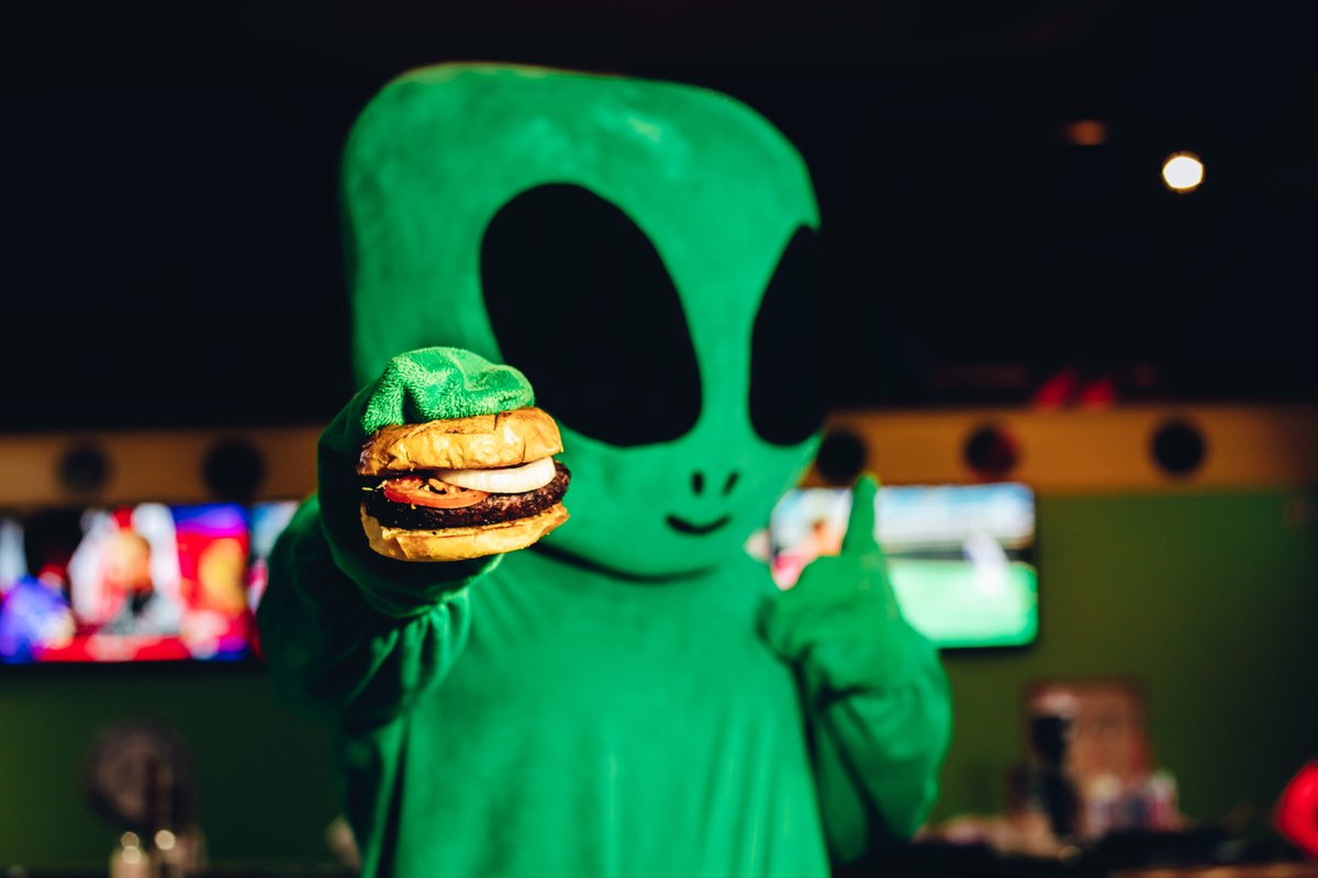 SpaceAliensMN's tweet image. Guess who's flipped over our newest burger? 🍔

👽 Our intergalactic friend can't get enough of that juicy, grilled perfection topped with fresh fixings. 

Come and discover why even aliens can't resist our burgers. 

#BurgerInvasion #AlienApproved #CosmicCravings