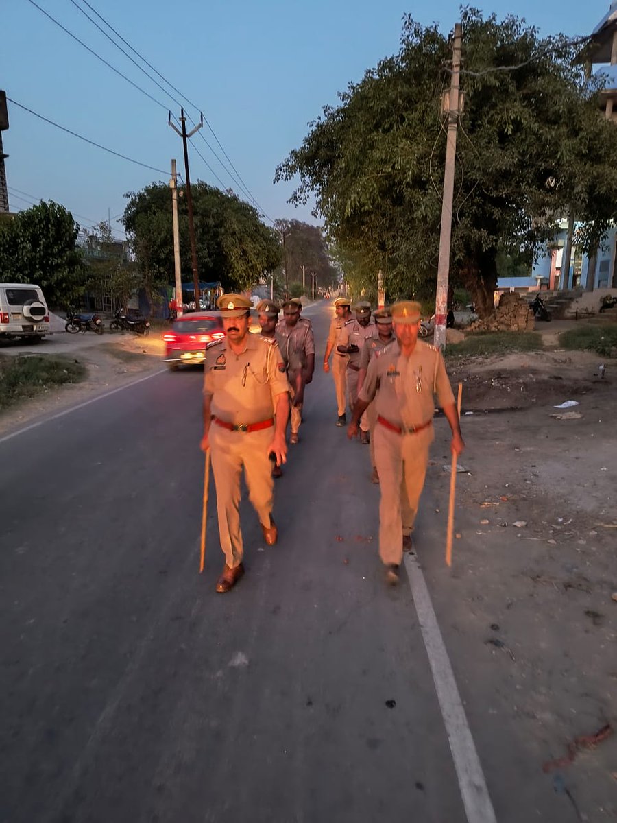#एसपी_रामपुर के निर्देशन में थाना अजीमनगर #RampurPolice द्वारा अपराध नियन्त्रण व कानून/शान्ति व्यवस्था तथा जनमानस में सुरक्षा की भावना जागृत करने के दृष्टिगत मय पुलिस बल के थाना क्षेत्रान्तर्गत पैदल गस्त की गयी। #UPPolice #Footpatrolling