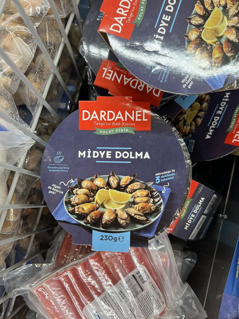 Dardanel markasıyla dondurulmuş olarak satılan midye dolma içeriğinde %50 oranında kabuklu kara midye bulunuyor.
Ürün içeriğinde ayrıca maya özütü ile aroma arttırıcı katkı maddeleri;
Monosodyum Glutamat,
Disodyum İnosinat ve
Disodyum Guanilat bulunuyor.
#NeYediğiniziBilin