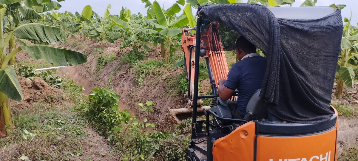 SomosVicsa's tweet photo. Comenzando el día de la mejor manera 💪🏼 Hoy realizamos mantenimiento de canales secundarios 👷♂️🚜 #somosvicsa #vicsa #ingenieriaambiental https://t.co/pfUAYphCly