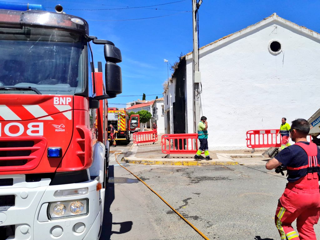 13:46, las dotaciones de los parques de #Santiponce y #LaRinconada son activadas x el #incendio de una nave industrial con herramientas y equipos del #Ayuntamiento de #Guillena en Torre de la Reina.
Un trabajador del Ayuntamiento resultó herido leve.

#Bomberos #Aljarafe #Sevilla