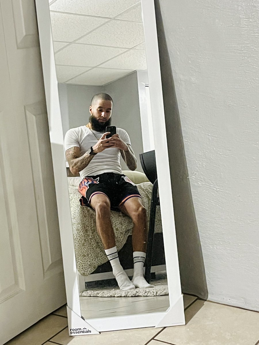 flywitnatee_'s tweet photo. Evolution tweet: I haven’t smoked since 2020 &amp; I haven’t solo drunk since 2022. I socially drank my birthday weekend &amp; haven’t since I gained 20 lbs over the last year &amp; I haven’t had an ounce of depression or anxiety since. https://t.co/cID9k0EtLw