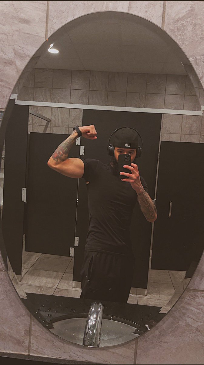 flywitnatee_'s tweet photo. Evolution tweet: I haven’t smoked since 2020 &amp; I haven’t solo drunk since 2022. I socially drank my birthday weekend &amp; haven’t since I gained 20 lbs over the last year &amp; I haven’t had an ounce of depression or anxiety since. https://t.co/cID9k0EtLw