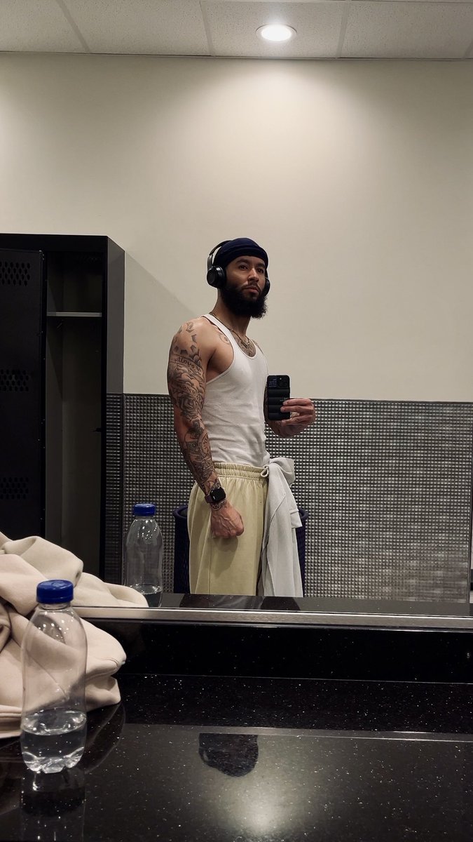 flywitnatee_'s tweet photo. Evolution tweet: I haven’t smoked since 2020 &amp; I haven’t solo drunk since 2022. I socially drank my birthday weekend &amp; haven’t since I gained 20 lbs over the last year &amp; I haven’t had an ounce of depression or anxiety since. https://t.co/cID9k0EtLw