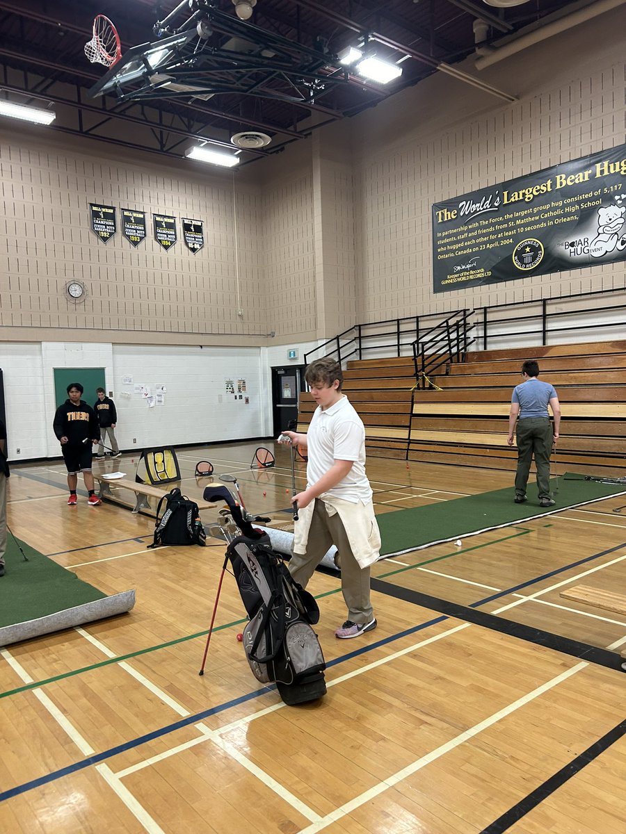 Golf for OFSSA Day in all Phys Ed classes today. @CapoOttawa @TigerAthletics