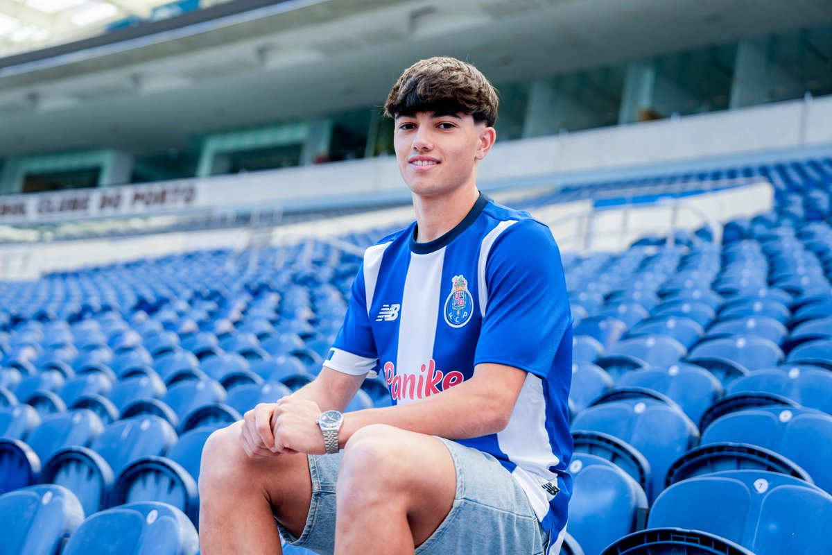 FCPorto's tweet photo. 🔵⚪ FC Porto renova com Tiago Andrade 🐉
⚽ Extremo 👉 18 anos 

#MarcaPorto @_TiagoAndrade__ https://t.co/R4nCxwPhN4