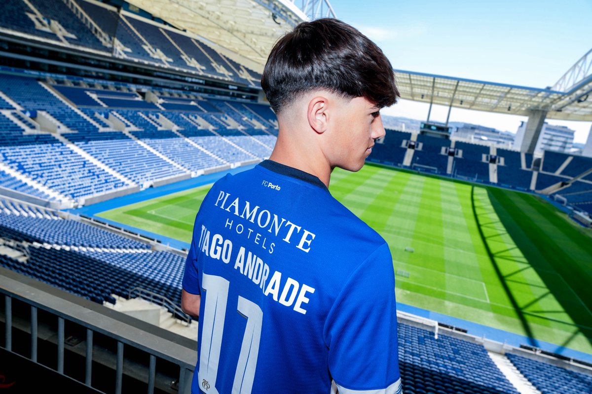 Avançado de 18 anos tem brilhado nos Sub-19 e vai integrar o plantel da equipa B em 2024/25👉  fcporto.pt/pt/noticias/20…

#MarcaPorto
