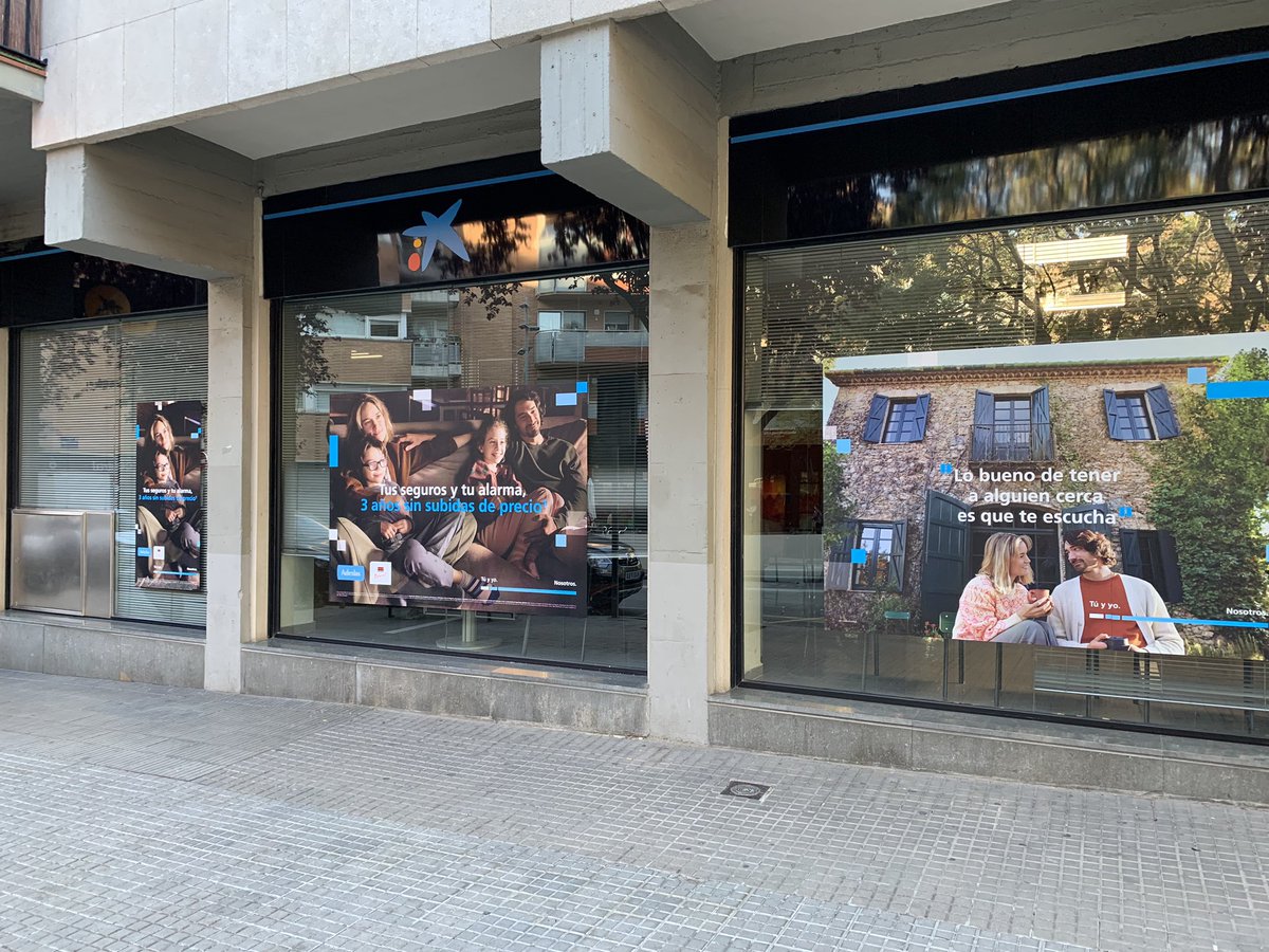 salvadorcardus's tweet photo. Una oficina de CaixaBank en un lloc cèntric de Terrassa. Tota la publicitat en espanyol. On és la suposada responsabilitat i compromís social? https://t.co/t98DTUJ0al