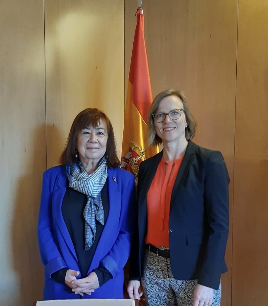 Fue un honor reunirme ayer con Presidenta de la Comisión de Transición Ecológica ⁦@CristinaNarbona⁩ ⁦@Congreso_Es⁩ . Tenemos retos comunes y algunos específicos para 🇫🇮 y 🇪🇸 en cuanto a medio ambiente y cambio climático. Compartimos necesidad de políticas ambiciosas.