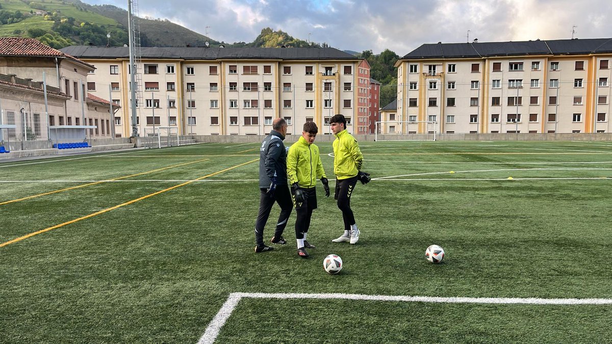Atzoko Atezainen NACIONAL C ikastaroko saioan <a href="/PabloMoreno23/">Pablo Moreno</a> , Valentziako atezainen unitatea, eta <a href="/arteagaeus/">Iñigo Arteaga</a> , RCD Espanyoleko atezainen entrenatzailea, entzuteko aukera izan genuen. 

Eskerrak eman nahi dizkiegu biei eta euren klubei klasea emateko aukera eskaintzeagatik.