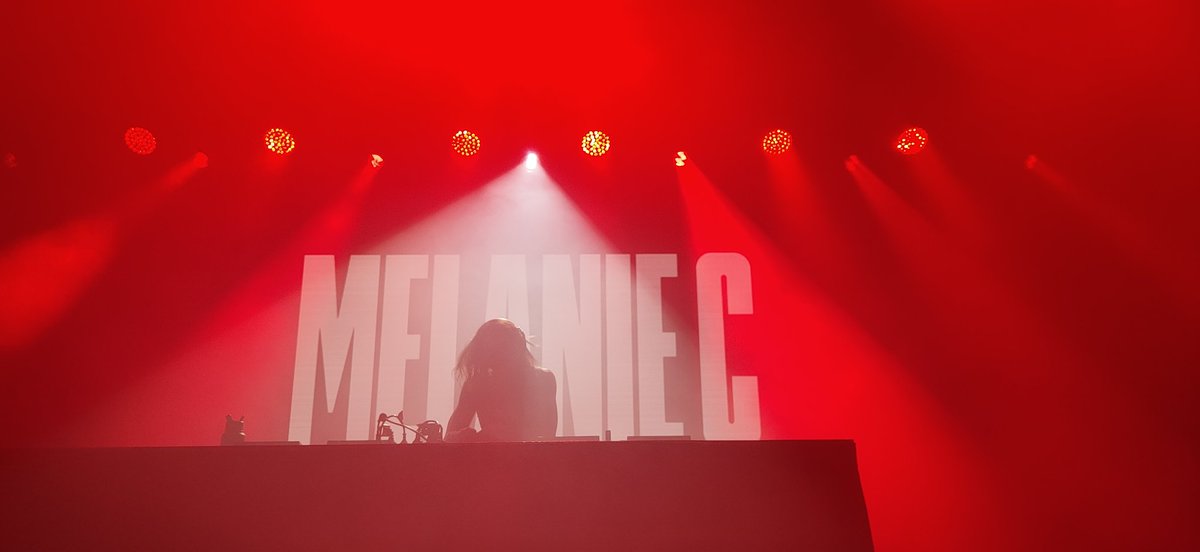 beacikz's tweet photo. Full circle moment. @MelanieCmusic ❤️✌🏻 https://t.co/GCt4KbOguC