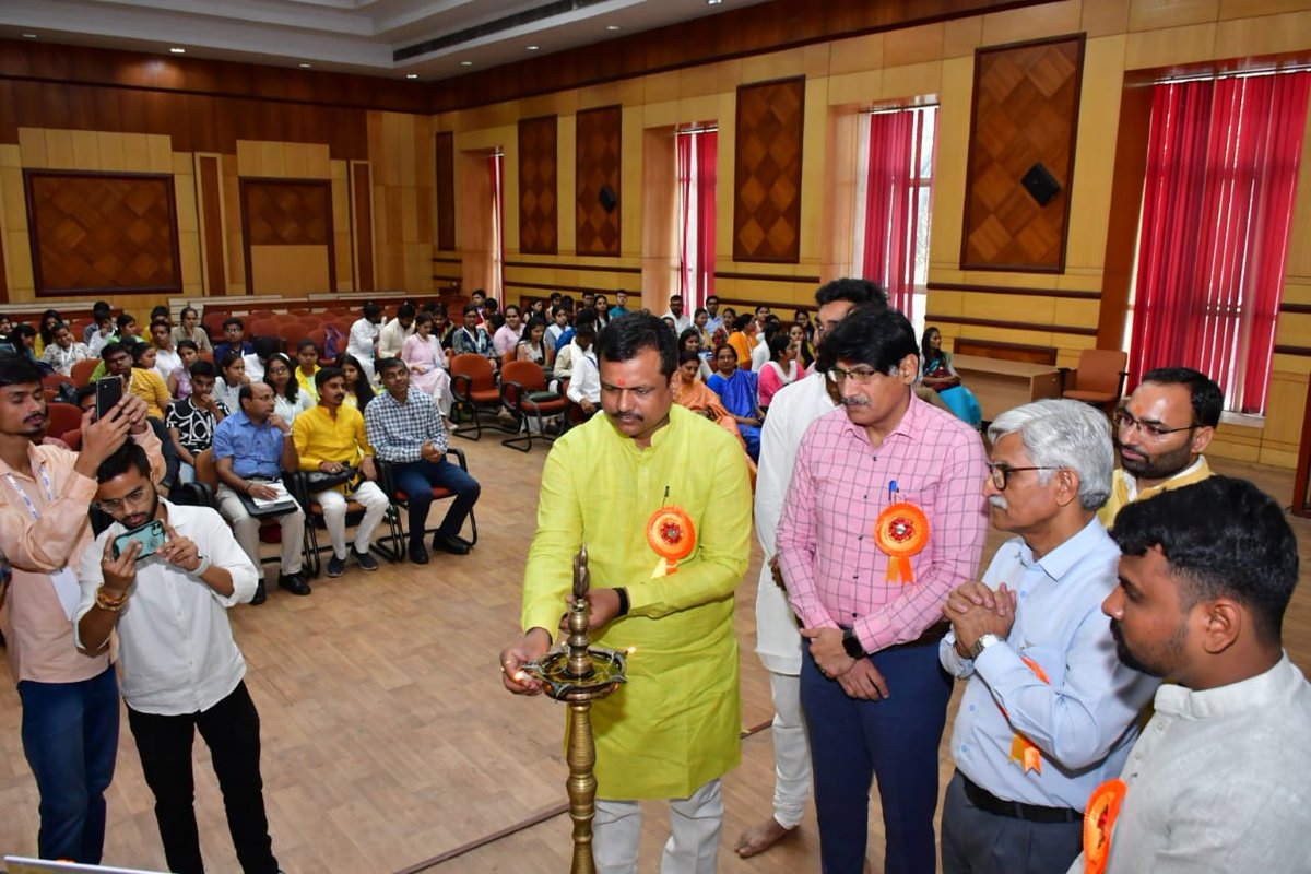 SFDIndiaOrg's tweet photo. Bhoomi fest 2024: Earth Parliament and talk show On the occasion of earth Day by SFD Lucknow Mahanagar at Dr. Ram Manohar Lohiya National Law University. https://t.co/57lV2rCLnt