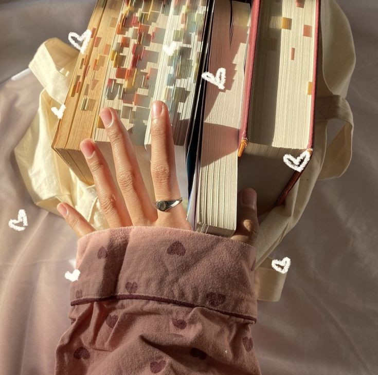 tannreads's tweet photo. looking for more #filmtwt and #booktwt moots!!🐣
 🍥she/her, 18
☃️lala land, dead poets society, knives out 
❄️gossip girl, modern family, bridgerton 
☁️tid, if we were villains, aristotle and dante, tsoc
🦢fantasy, dark academia, fiction, romance
♡ / ↻ to be moots <3 https://t.co/OJNZTtNB0o