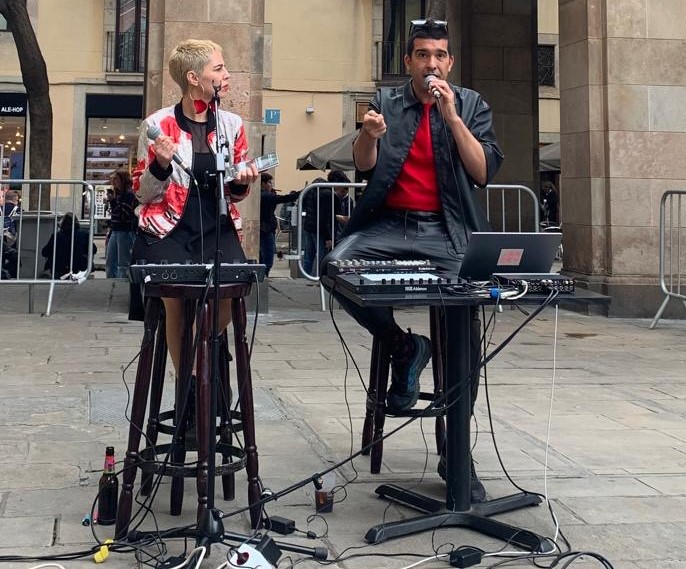 Sant Jordi a Barcelona: ahir a l’Espai Mallorca, presentació de ‘Ca nostra és un abisme’ de Llorenç Romera amb M Antònia Massanet i Núria Busquet i els seus llibres i de ‘Brunziments’ - Laia Malo i Jaume Reus Fotos Espai Mallorca
novaeditorialmoll.cat/producte/ca-no…
novaeditorialmoll.cat/producte/brunz…