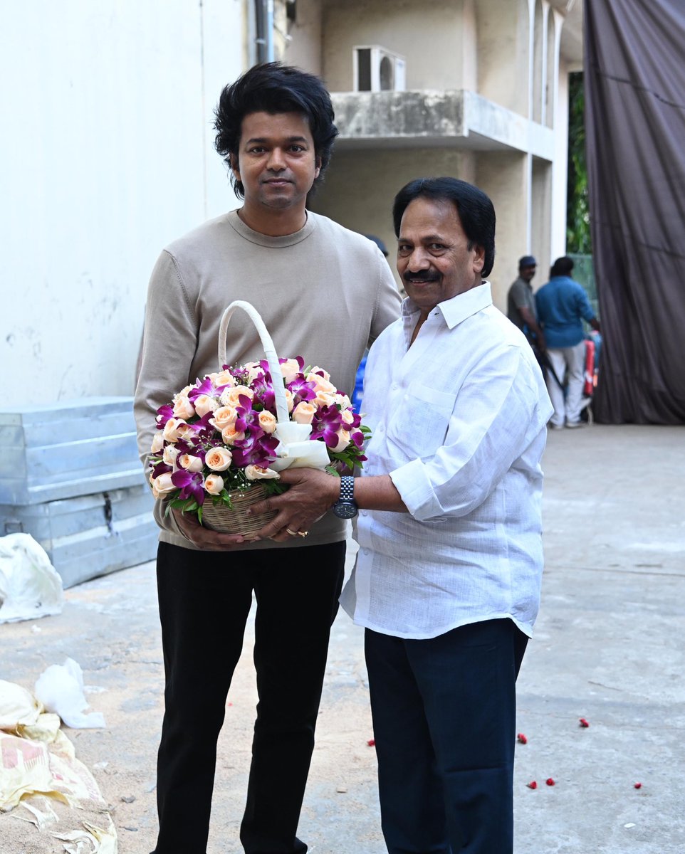 TheRoute's tweet photo. Meendum Solli Adicha Velu ❤️🔥

#Thalapathy @actorvijay sir was greeted by Producer @AMRathnamOfl, Director #Dharani, and Distributor @sakthivelan_b and congratulated him on the grand success of #GhilliReRelease ❤️

#ThalapathyVijay sir #Ghilli https://t.co/BEgFCi63pG