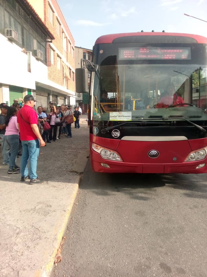 #24Abr Transbarca activa en la  movilización de usuarios desde la Av. Vargas con calle 17 hasta el Municipio #Palavecino en las Rutas: 801, 802 y 803, llegando hasta las zonas de la Piedad, Agua Viva y Cabudare Centro, brindando un traslado cómodo y seguro