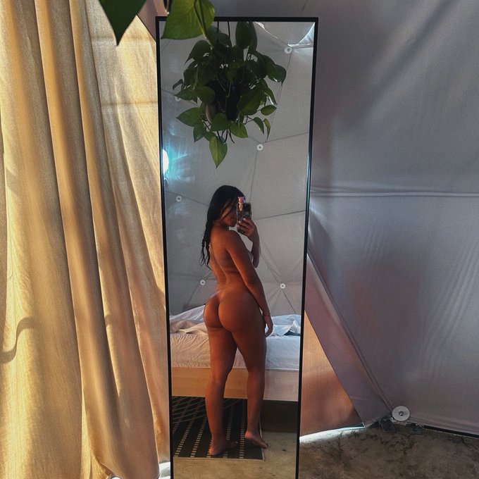 te embruj&eacute; y s&eacute; que tengo ese efecto https://t.co/R1fkRmwFPy